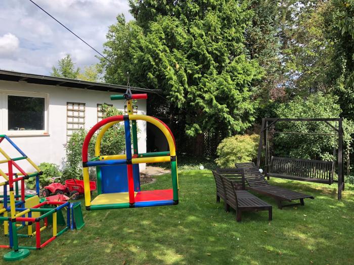 Schwebende QUADRO Gondel im Garten