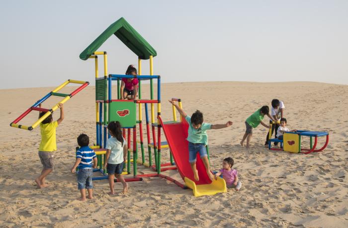 Kinder spielen auf Klettergerüst