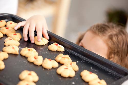 Un enfant chipe un biscuit