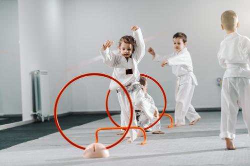 Kinderen bij de judoles