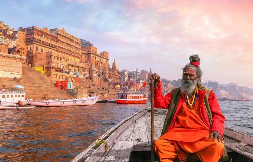Csónakban ülő férfi Indiában