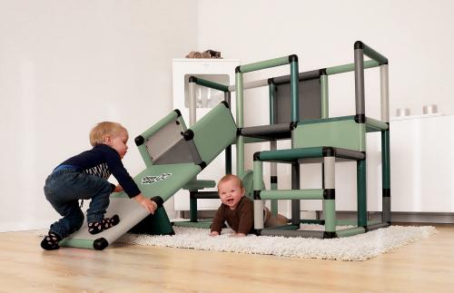 Dwójka dzieci bawiąca się na konstrukcji QUADRO Evolution Home Mint