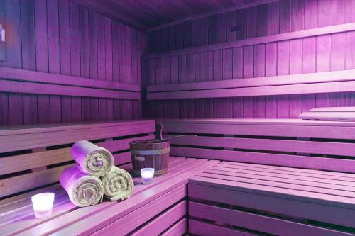 Sauna z fioletowym światłem