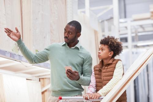 Vader laat zoon verschillende materialen zien