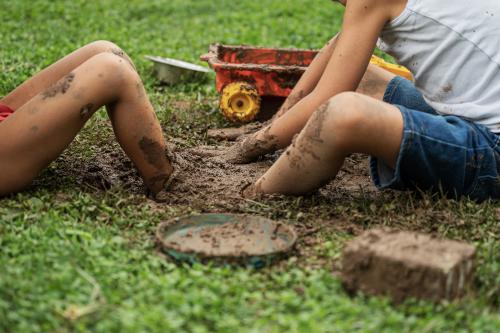 Kinderen spelen in de modder