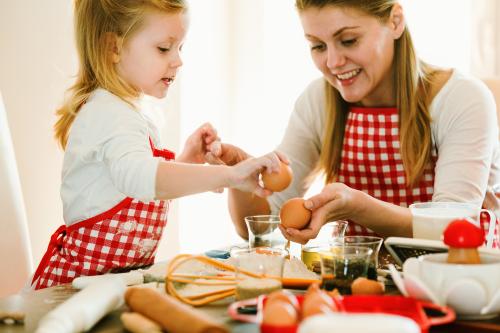 Dziecko pomaga w gotowaniu