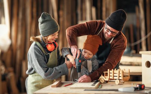 Ouders en kind samen aan het doe-het-zelven