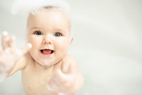 Baby mit Schaum auf dem Kopf