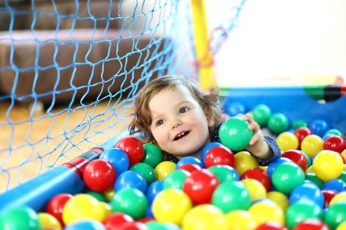 Bambino nella vasca piena di palline