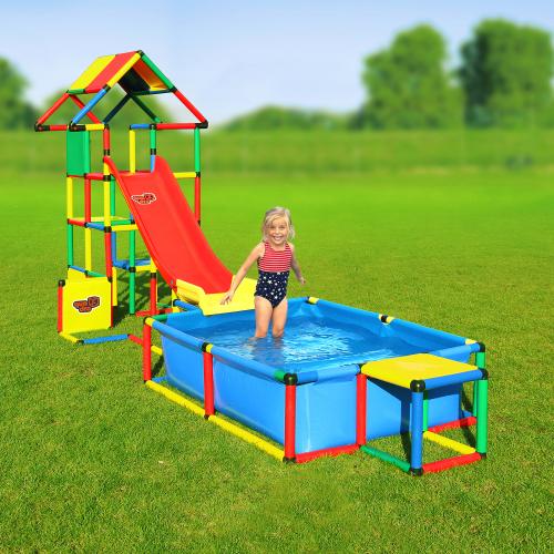 Une petite fille dans une piscine avec toboggan