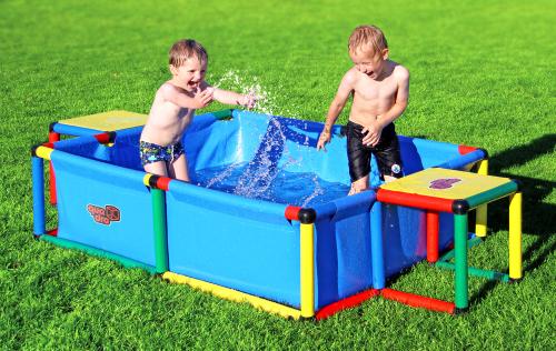 Chłopcy bawiący się w basenie