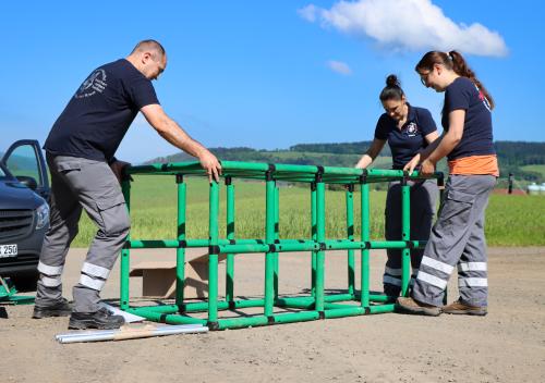 Drei Menschen beim Zusammenbau von QUADRO