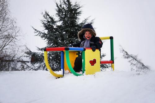 Kind auf einem Schlitten im Schnee