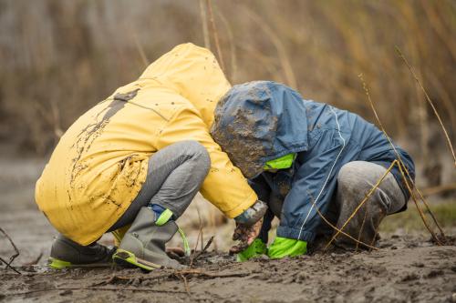 Kinderen spelen in de modder