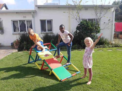 Children playing with QUADRO