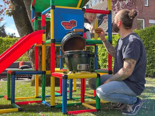 Vater und Sohn beim „Grillen“