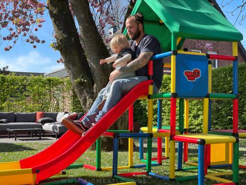 Father with child on QUADRO slide