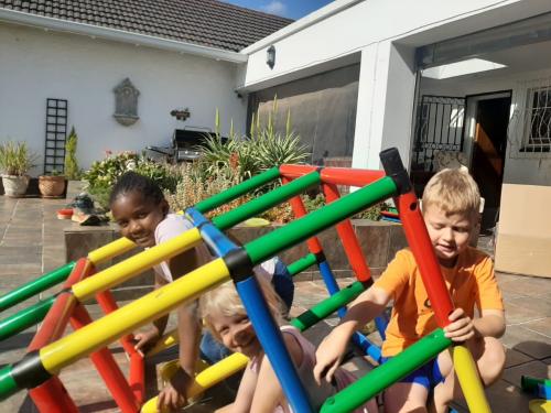 Children climbing on a QUADRO jungle gym