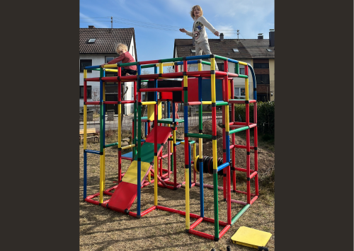 QUADRO jungle gym with children